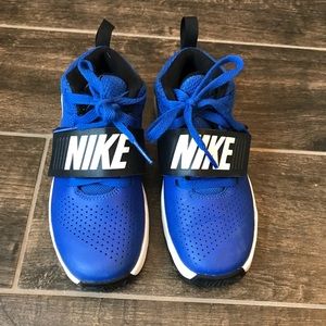 Boys Nike Team Hustle Basketball Shoes, size 13